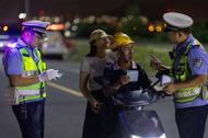 巢湖交警深入巢湖大橋網紅夜市送安全