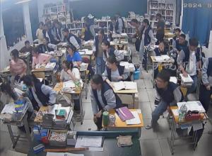 安徽肥东县发生4.7级地震 
地震瞬间老师脱口而出“回班回班”
“全校师生均安全撤离 一切平安” 