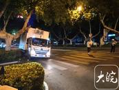 合肥街头一货车蹭到树杈无法动弹
