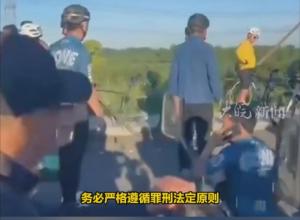 河北一男孩骑行摔车被撞身亡 
涉事司机已被执行逮捕 
亲属和辩护律师最新发声