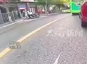 男子“鬼探头”式横穿马路 被公交车撞倒推行数米远