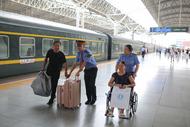 旅客術后乘車不便   列車長暖心相助