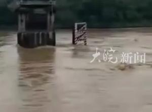 越南富寿省一大桥垮塌 多人落水
