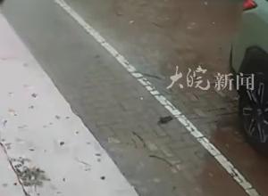 幸运！女子购物后刚上车 下一秒台风将热水器掀翻掉在女子身后
