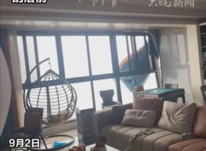 重庆突刮大风 
16楼一落地窗被整个吹落 