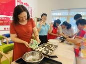 合肥市廬陽區(qū)雙崗街道竇小橋社區(qū)開展“暖心呵護(hù) 情滿中秋”中秋主題活動(dòng)