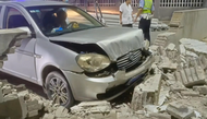 轎車撞穿圍墻司機都沒醒  這是喝了多少？