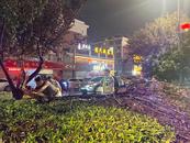 明光：狂風(fēng)刮斷樹木阻礙道路 交警雨中清理保暢通