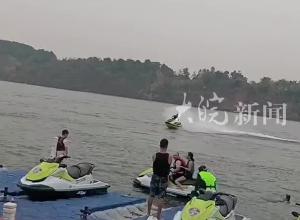 重庆一网红驾驶摩托艇落水失踪 当地最新回应：人已身亡 遗体凌晨被找到