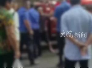 福建三明一城管 跳起挥拳殴打老人？ 回应：老人先挑衅 踹城管裆部 涉事城管队员已停职接受调查