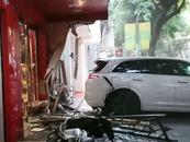  A car in Leshan, Sichuan crashed into a store along the street. Witnesses heard the sound of "bang", and the glass broke all over the floor