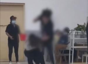网曝江苏师大食堂两名学生起争执 
男生数拳将女生打倒在地 
学校回应:正配合警方调查此事