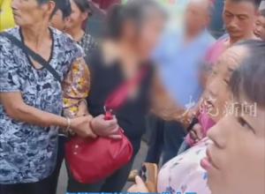 四川宜宾一人贩子被当街抓获？
当地回应：警方正调查核实