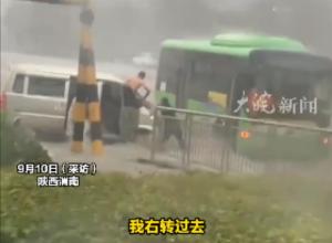 紧急关头上演“最美右转”女公交司机救人后被水冲走 
因救人受伤，她最新发声：
“被冲走时有害怕 再来一次一样救”