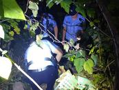 耄耋老人身陷泥潭   民警暖心救助