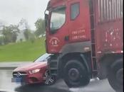 “奔馳車被大貨車推行超1公里”，女司機撞車自救！交警：貨車司機分心駕駛