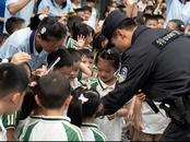 小白、大栗和波妞，記者帶你看“大明星”警犬助陣“開學第一課”