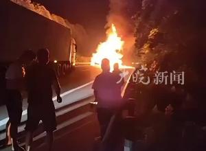 京昆高速绵广段 3车追尾致两车燃烧 官方通报：造成1人死亡
