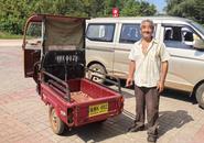 樅陽縣錢橋鎮：  粘貼反光貼 “亮尾”更安全