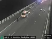 突發！深圳灣公路大橋一輛私家車沖入海中，“救出男子不治身亡”，現場畫面曝光 