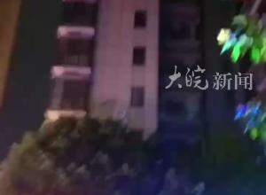 湖南吉首一小区高层住户家中凌晨失火 知情人：两人受伤 已被送医  当地回应：网传天然气爆炸不实
