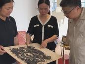 版画家师晶向母校合肥八中捐赠画作 称“无论走多远，永远感恩母校”