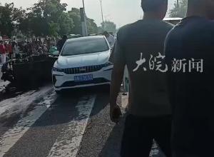 宿迁泗洪一学校外 男子突发疾病 车辆失控  与5车相撞 致2死4伤
