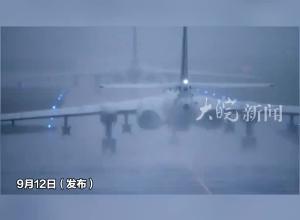 国旗军旗和宝岛中央山脉同框  飞行员：见证这一刻 非常自豪
