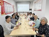 芜湖市镜湖区张家山街道社工站开展妙手生花“扇”解人意-干花团扇制作活动  