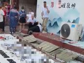 四川一沿街商鋪廣告牌掉落有人被砸傷 當地回應：傷者已送醫