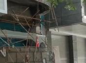 四川達州一沿街店鋪門頭掉落砸傷人？  當地回應：傷者已送醫  