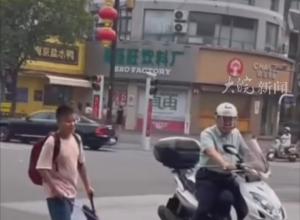 母亲偷偷护送盲人姐弟上学 
斑马线上陌生大叔默默陪伴 
孩子妈妈:感受到了这座城市的温暖