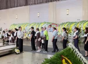 从“90”后到8旬老人，弟子哽咽追忆庐剧泰斗丁玉兰，“大家怀念她，追思她”