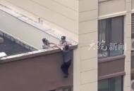 一老人懸掛22層樓頂 兩名保安“鉗住”胳膊 “人命關(guān)天 無論如何不會松手”