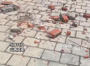 一大货车发生交通事故冲向民房 压在屋顶，网友：这是从哪儿飞来的？