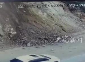 山西一省道旁山体滑坡，一辆轿车惊险驶过后，土石将拉煤车推翻