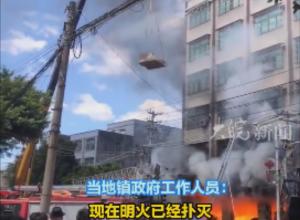 广东汕头一临街布行失火 
有人被困楼顶 被用吊车救下