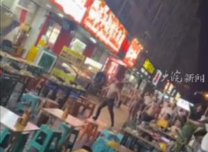 楼上住户因餐馆深夜扰民泼水 
楼下多名男子狂扔酒瓶砸窗