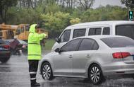 肥東警方守護群眾風雨探親路