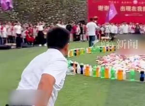 班主任们拼了！贵州一学校上演教师节“零食大作战” 班主任帮自己班同学“抢”零食