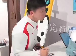 马龙商场买帽子，付款时全红婵经过放下了自己选的帽子，龙队笑眯眯地就一起买单了，好可爱的两个人！