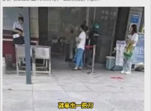 东莞虎门法庭有人持刀捅伤两名保安？
当地回应：男子自己割伤自己