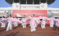 安慶師大開學(xué)典禮上，16名黃梅戲?qū)I(yè)學(xué)生為新生驚艷獻(xiàn)舞