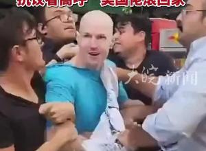 两名便装出行的美军士兵，在土耳其遭蒙头袭击，抗议者高呼“美国佬滚回家”