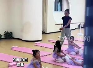 舞蹈课上小女孩帮同伴压腿，压着压着俩人都睡着了，网友：卧龙和凤雏分到了一起