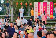 合肥經開區(qū)芙蓉社區(qū)迎國慶文藝匯演在翡翠湖公園舉行