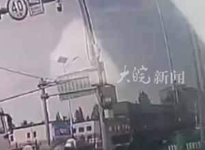 男子骑行在两辆大货车中间被碾压 当地官方回应:骑行男子已死亡，交警处理中
