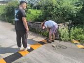 宜秀區楊橋鎮鹿山村：安裝道路減速帶 系牢出行“安全帶”