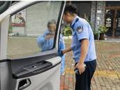 老人雨中等車  巡邏民警暖心幫助