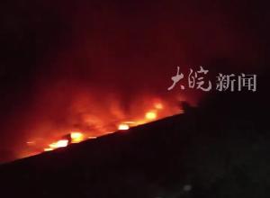 成都一小区电动车棚 突发大火 浓烟滚滚 当地相关部门回应
